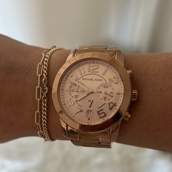 Rose gold. Good condition. Needs battery - Picture 2 of 2